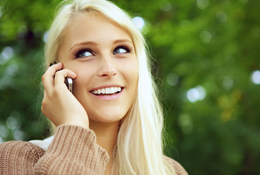 Jeune femme au téléphone