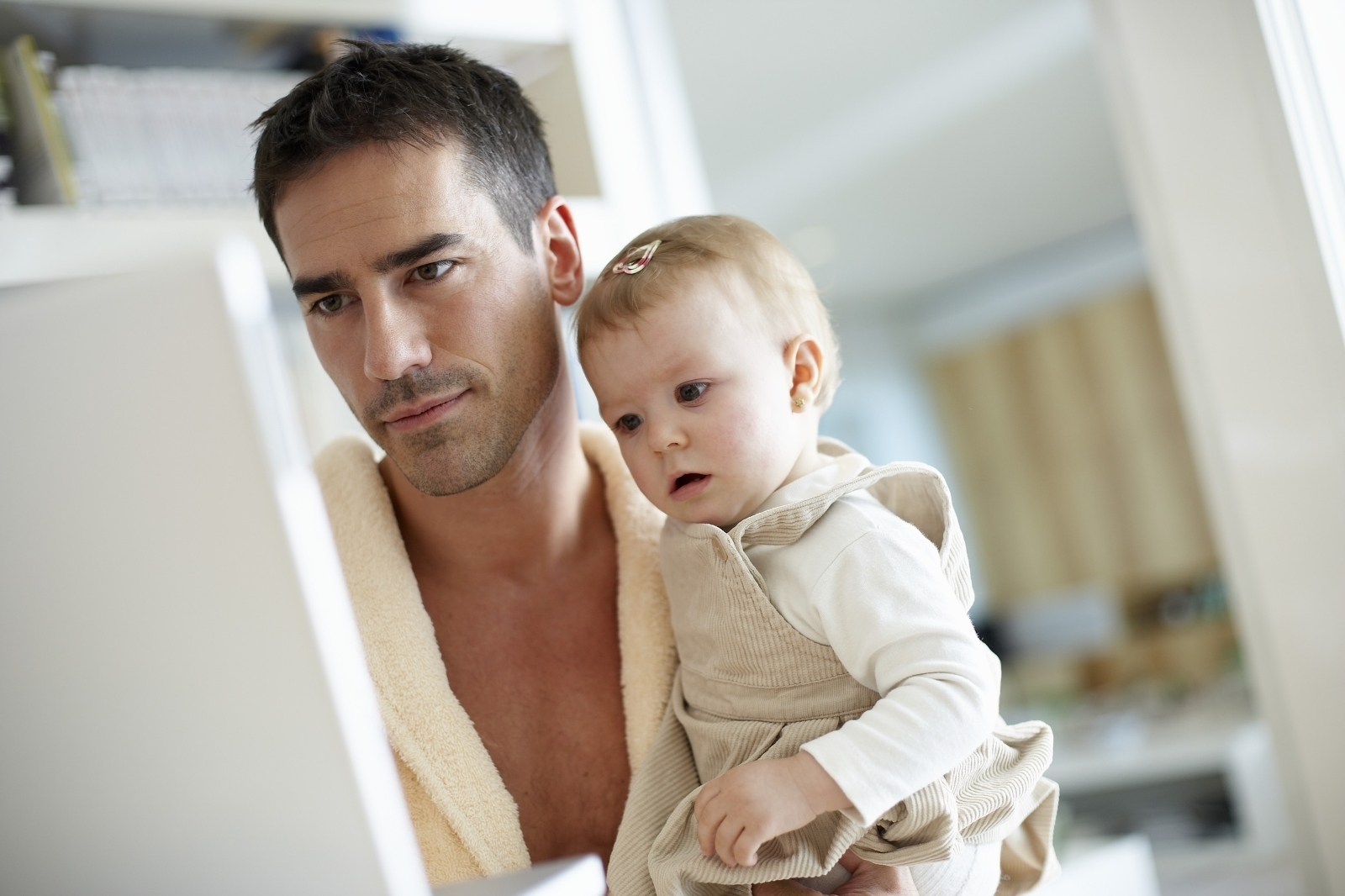 Papa et bébé devant un ordinateur