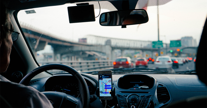 5 applications mobiles indispensables en voiture