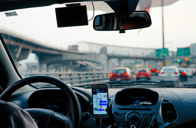 5 applications mobiles indispensables en voiture