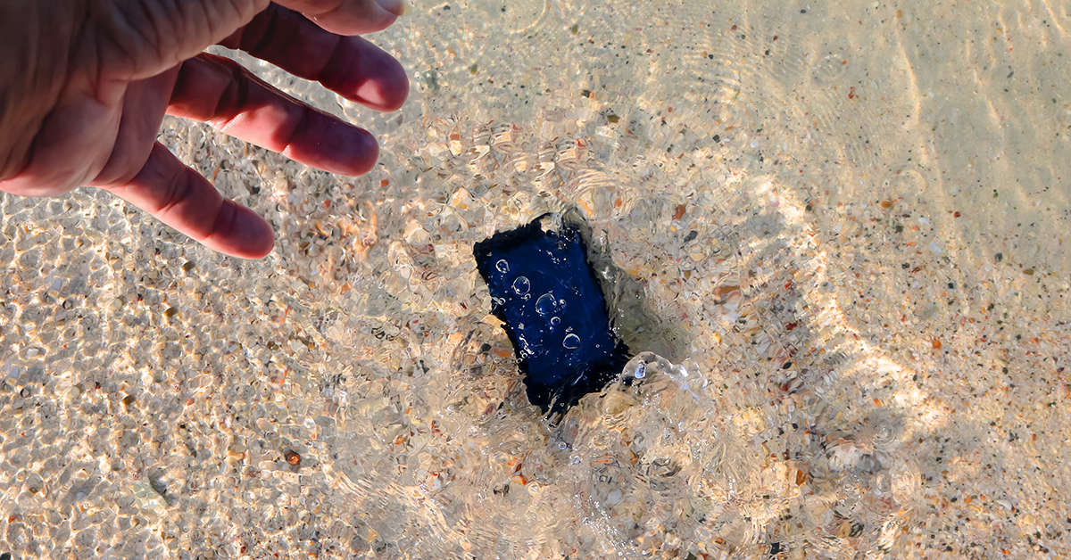 Téléphone tombé dans l'eau: que faut-il faire?